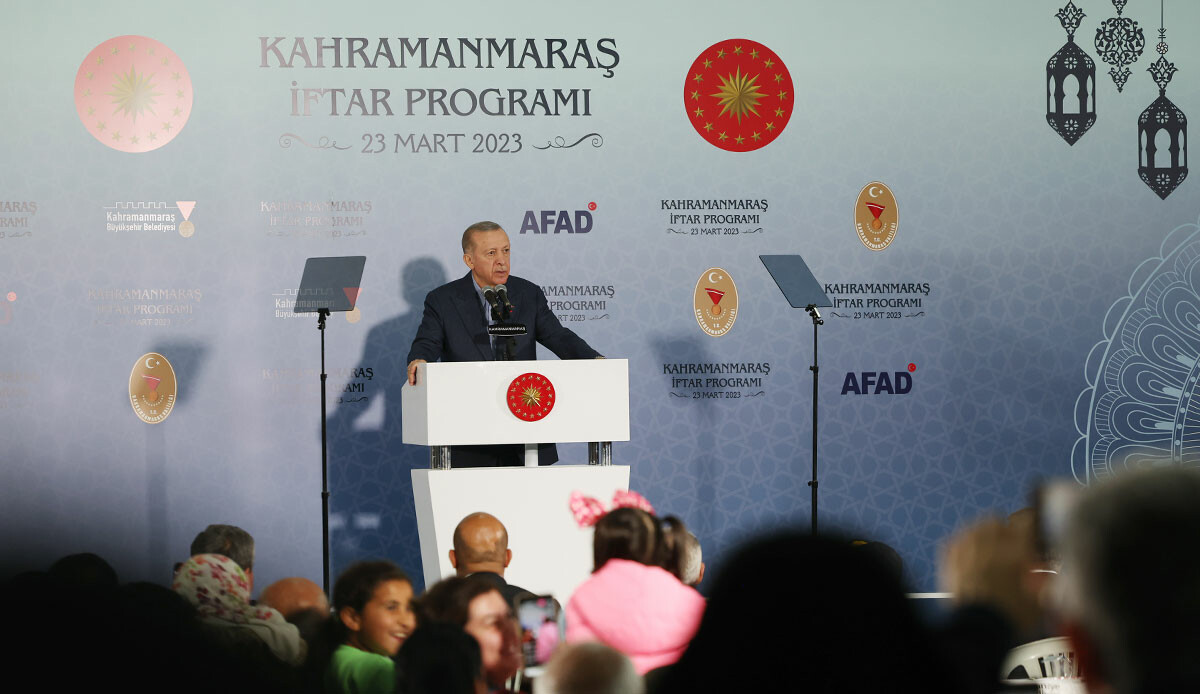 Cumhurbaşkanı Erdoğan ilk iftarı deprem bölgesinde yaptı: Terörü yenip oyunları bozacağız Cumhurbaşkanı Erdoğan ilk iftarı deprem bölgesinde yaptı: Terörü yenip oyunları bozacağız