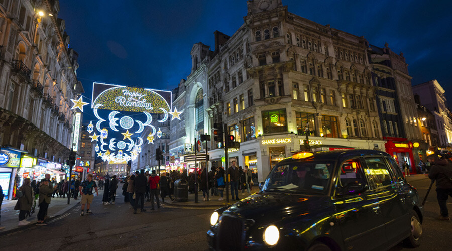 Londra'da Ramazan' Coventry Caddesi, 30 bin ampulden oluşan ııkla aydınlatıldı
