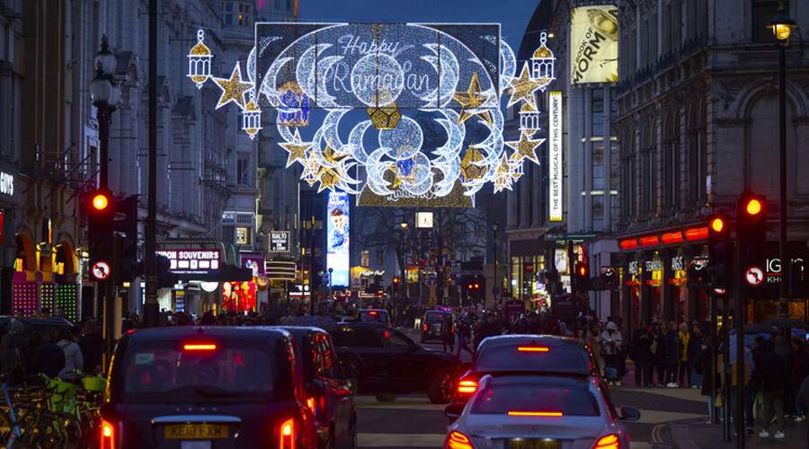 Londra'da Ramazan' Coventry Caddesi, 30 bin ampulden oluşan ııkla aydınlatıldı