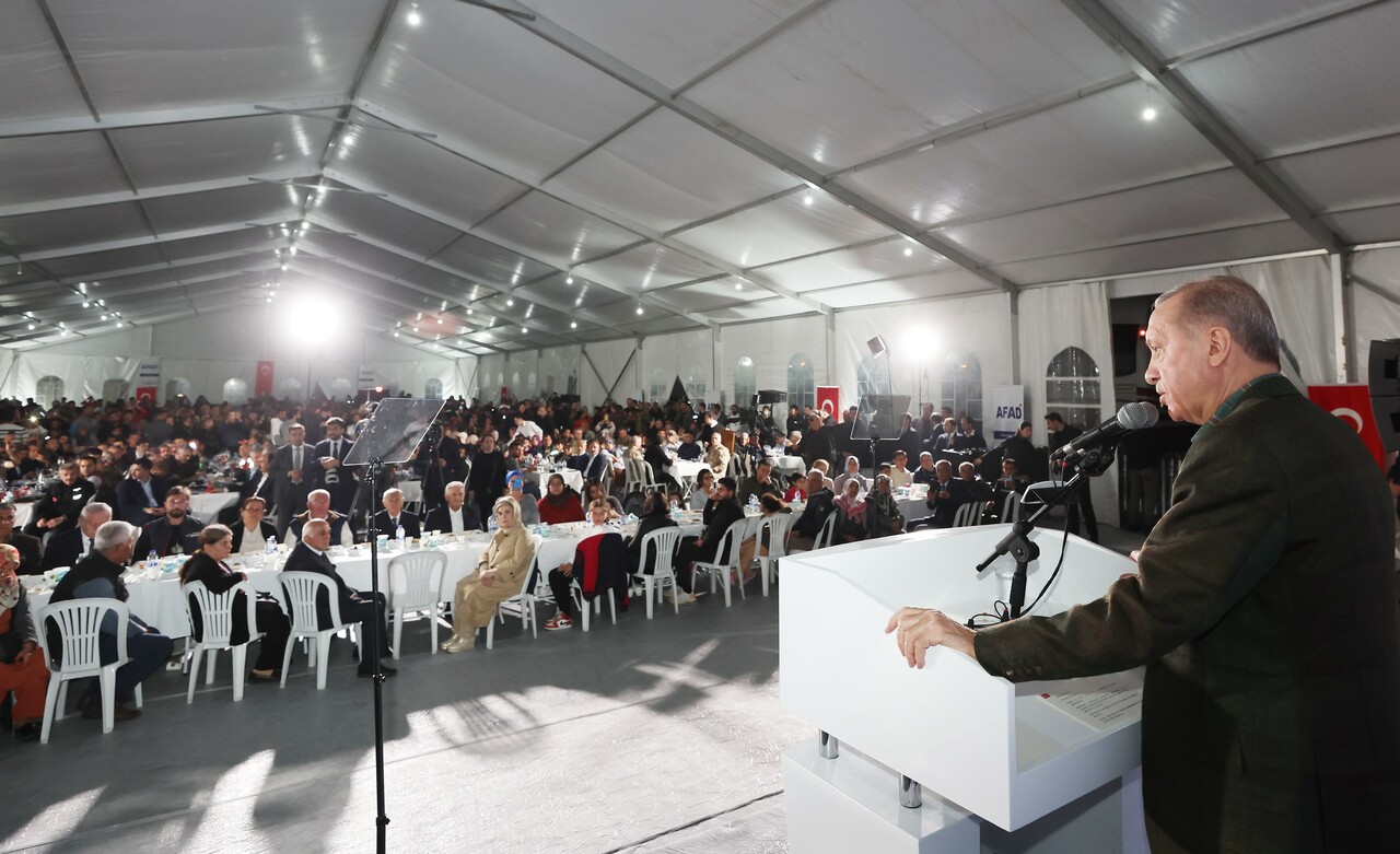 Cumhurbaşkanı Erdoğan: Sizler yas tutarken kendi ihtirasları peşinde koşanları Allah'a havale ediyoruz.