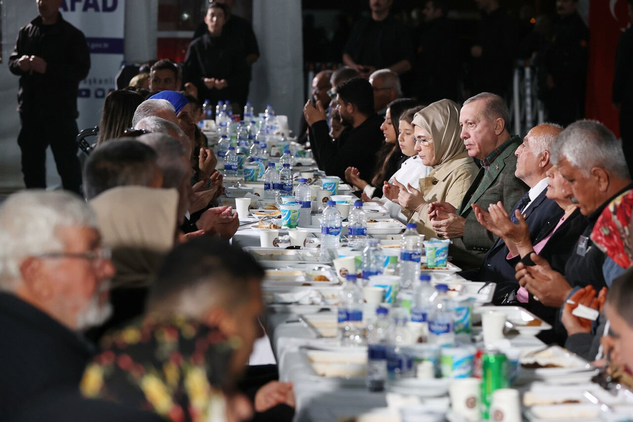 Cumhurbaşkanı Erdoğan: Sizler yas tutarken kendi ihtirasları peşinde koşanları Allah'a havale ediyoruz.