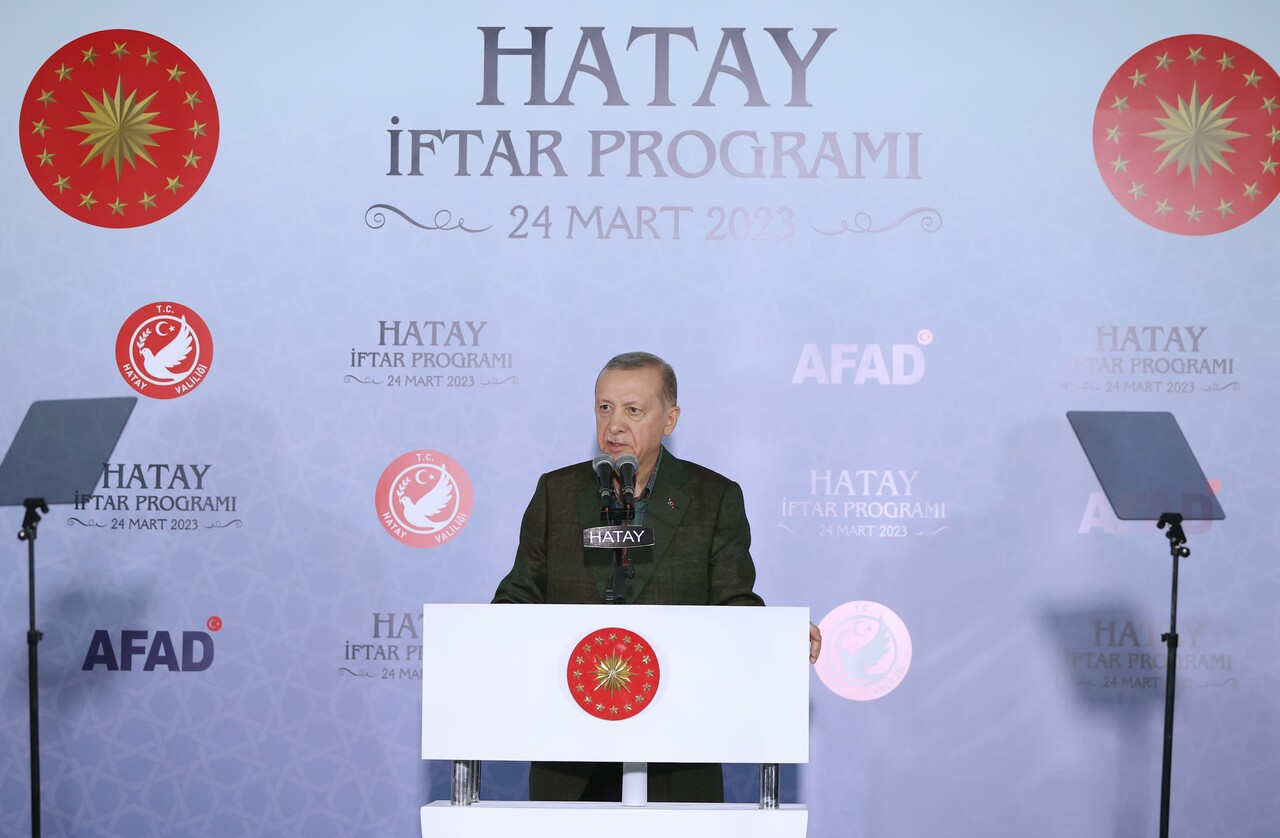 Cumhurbaşkanı Erdoğan: Sizler yas tutarken kendi ihtirasları peşinde koşanları Allah'a havale ediyoruz.
