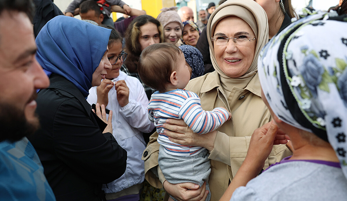 Emine Erdoğan, Hatay&#039;da depremzedelerle bir araya geldi