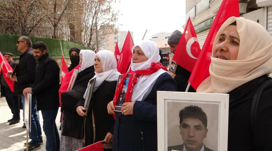 Evlat nöbetindeki annelerden HDP tepkisi: Artık evlatlarımızı CHP'den isteyeceğiz Evlat nöbetindeki annelerden HDP tepkisi: Artık evlatlarımızı CHP'den isteyeceğiz