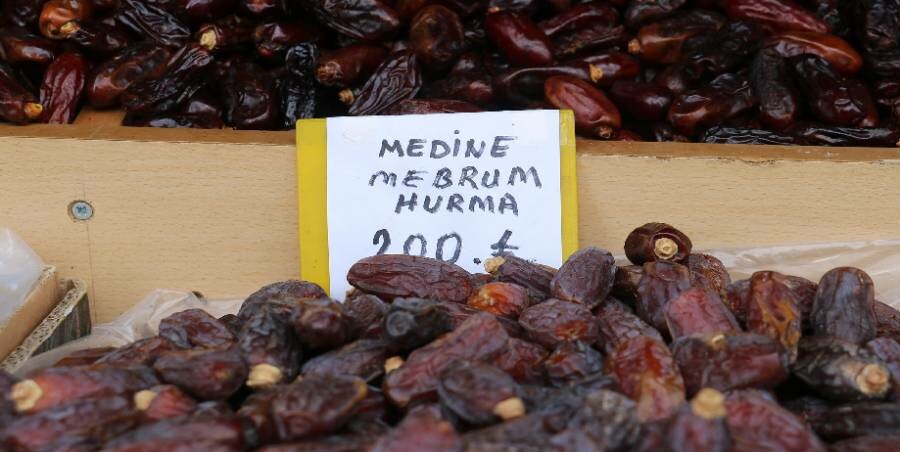 Ramazan ayının yıldızı hurma fiyatları 40 ila 200 TL arasında değişiyor