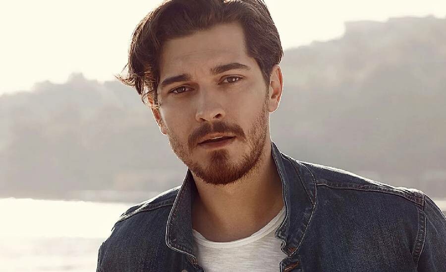 Netflix’in yeni dizisi Kübra ayrıntıları belli oldu! Çağatay Ulusoy’un başroldeki partnerini görenler çok şaşırdı