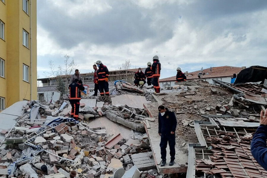 Son dakika: Malatya'da ağır hasarlı 5 katlı bina çöktü Son dakika: Malatya'da ağır hasarlı 5 katlı bina çöktü