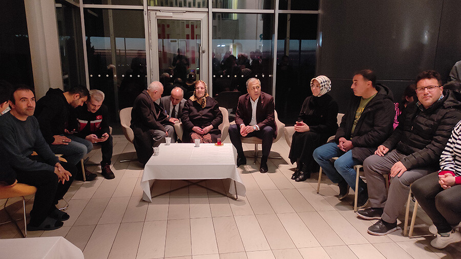 İstanbul Valisi Ali Yerlikaya, depremzedelerle iftar yaptı İstanbul Valisi Ali Yerlikaya, depremzedelerle iftar yaptı