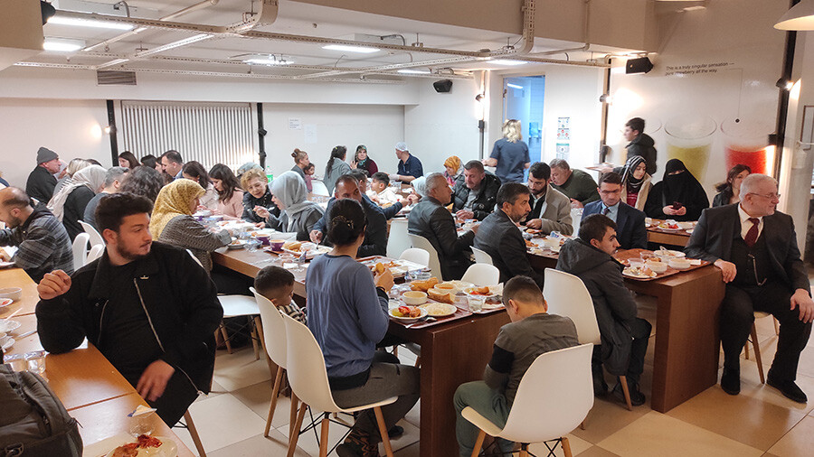 İstanbul Valisi Ali Yerlikaya, depremzedelerle iftar yaptı İstanbul Valisi Ali Yerlikaya, depremzedelerle iftar yaptı