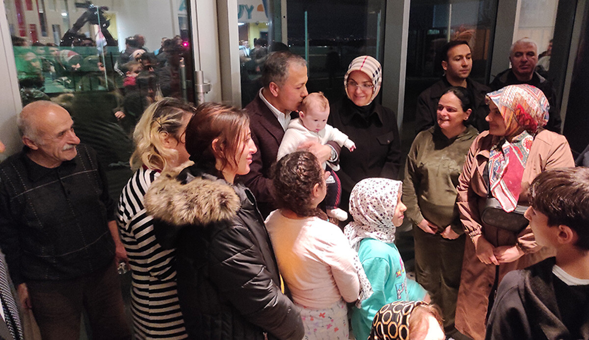 İstanbul Valisi Ali Yerlikaya, depremzedelerle iftar yaptı İstanbul Valisi Ali Yerlikaya, depremzedelerle iftar yaptı
