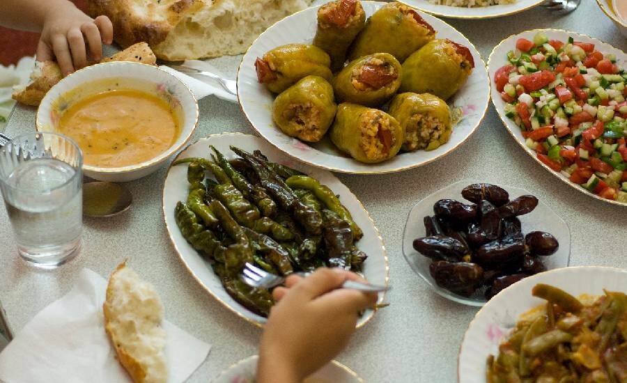 Yanlışlıkla bir şey yemek orucu bozar mı? Yanlışlıkla su yutmak orucu bozar mı?