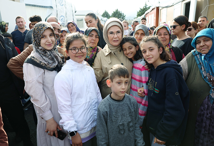 Emine Erdoğan, Hatay'da depremzedelerle bir araya geldi