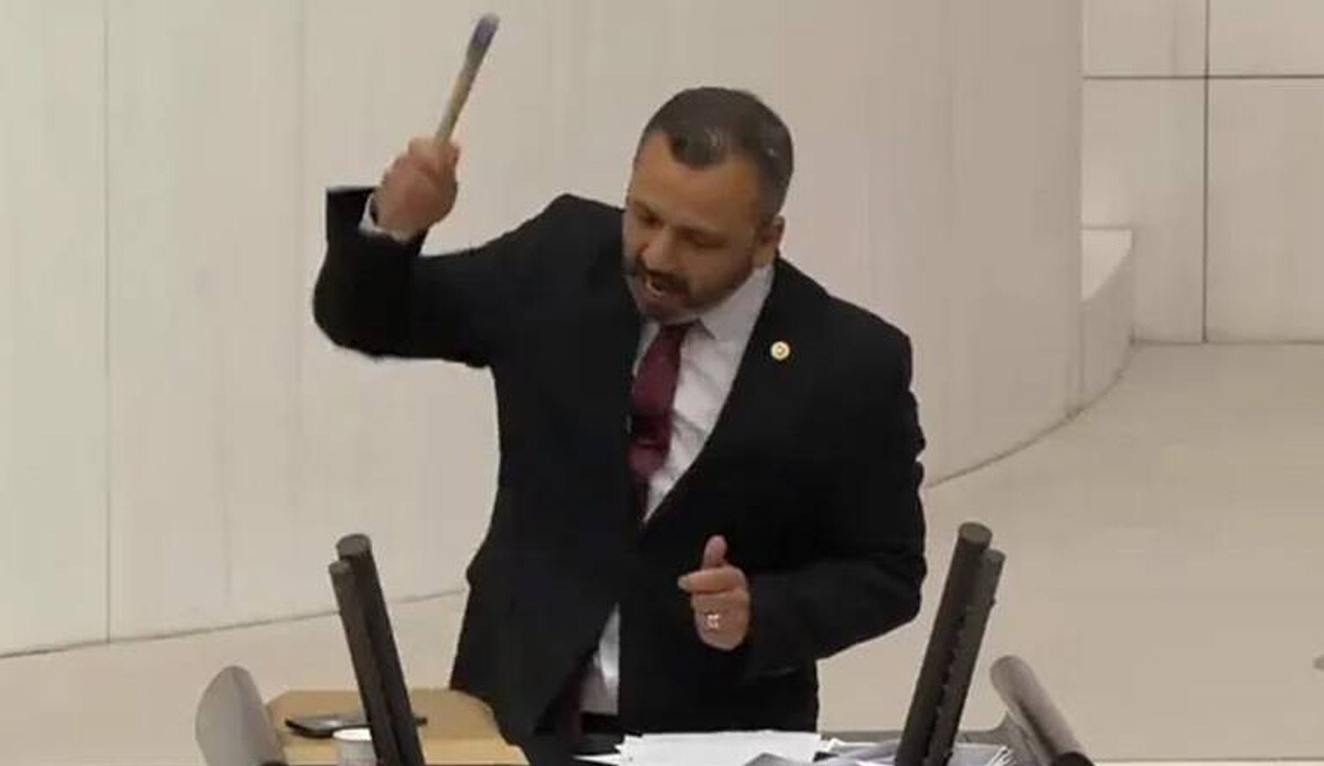 Meclis'te çekiçle cep telefonu kıran CHP'li Burak Erbay'a dava açıldı Meclis'te çekiçle cep telefonu kıran CHP'li Burak Erbay'a dava açıldı