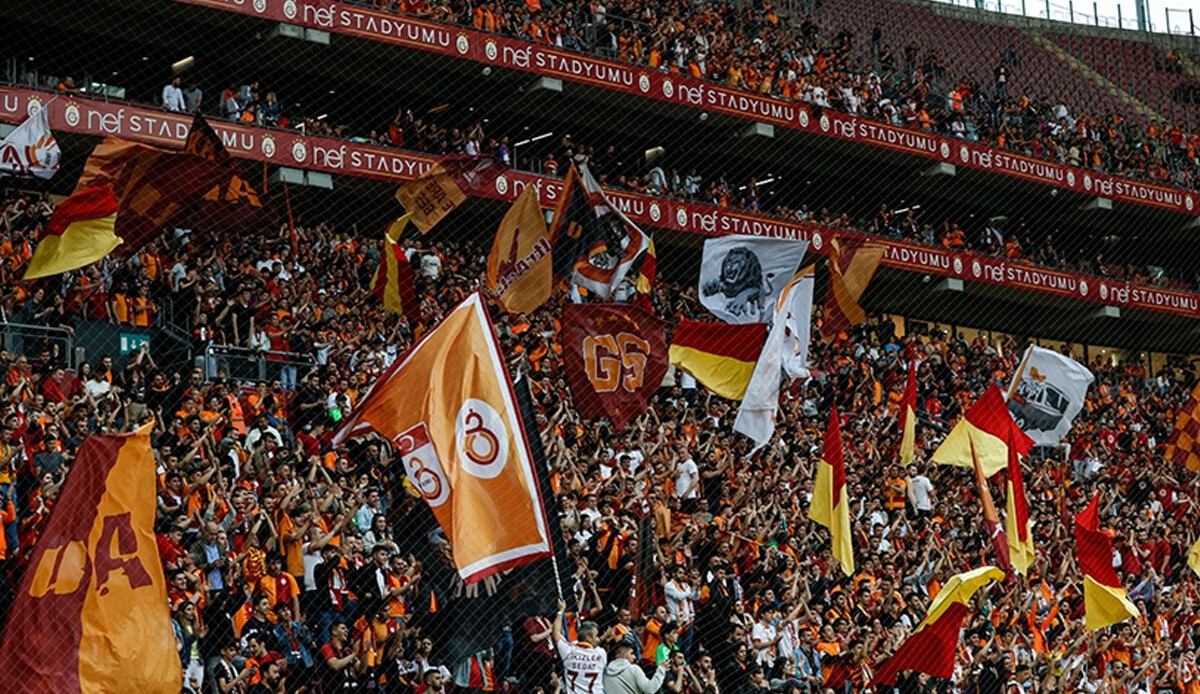 Aslan tribünün de kralı! Galatasaray seyircisiyle coşuyor
