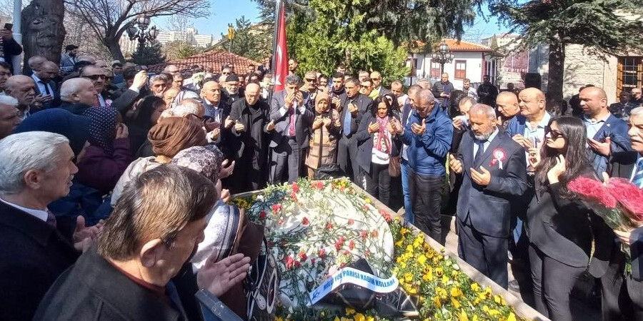 Muhsin Yazıcıoğlu vefatının 14.yılında kabri başında dualarla anıldı Muhsin Yazıcıoğlu vefatının 14.yılında kabri başında dualarla anıldı