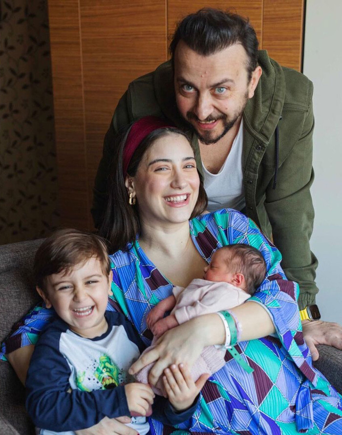 Ali Atay ve Hazal Kaya’dan ilk aile pozu: Kızlarının 40’ı çıktı Ali Atay ve Hazal Kaya’dan ilk aile pozu: Kızlarının 40’ı çıktı
