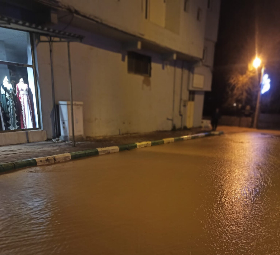 Sağanak etkisini artırdı, Şanlıurfa'da yollar göle döndü