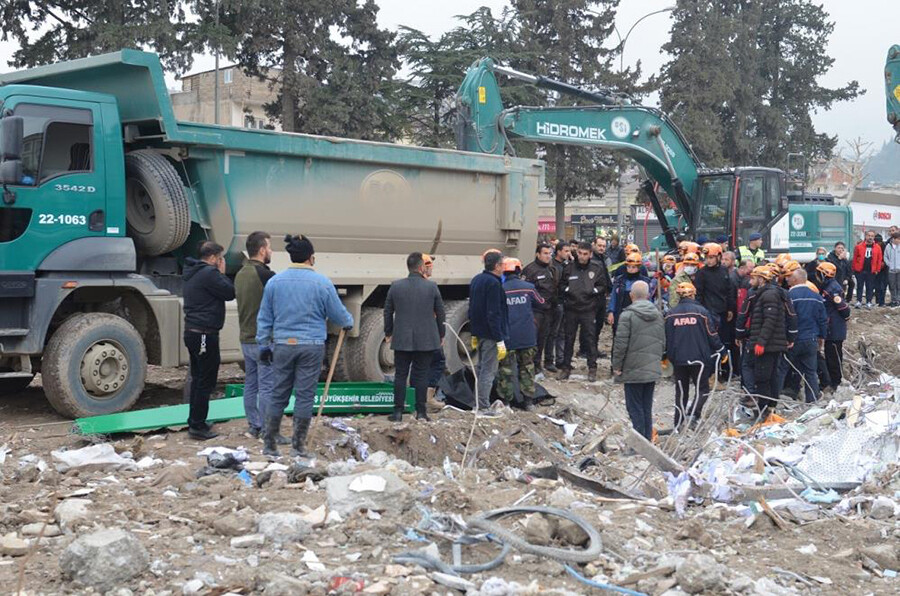 Depremin 49. gününde bir kadının cesedi enkazdan çıkarıldı Depremin 49. gününde bir kadının cesedi enkazdan çıkarıldı
