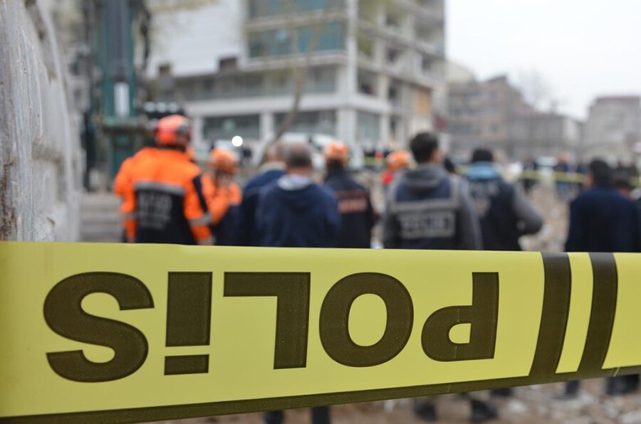 Depremin 49. gününde bir kadının cesedi enkazdan çıkarıldı Depremin 49. gününde bir kadının cesedi enkazdan çıkarıldı