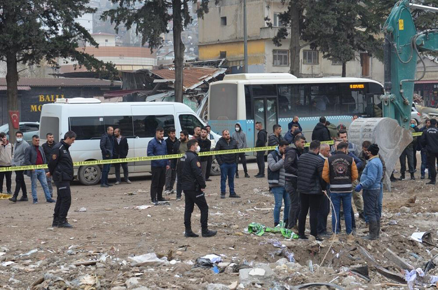 Depremin 49. gününde bir kadının cesedi enkazdan çıkarıldı Depremin 49. gününde bir kadının cesedi enkazdan çıkarıldı