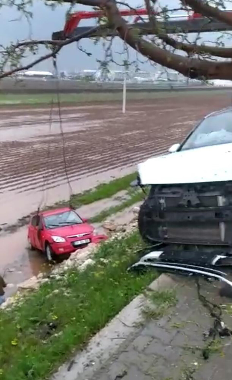 Şanlıurfa'da sağanak etkisini sürdürüyor: Yollar göle döndü, köylere ulaşım sağlanamıyor Şanlıurfa'da sağanak etkisini sürdürüyor: Yollar göle döndü, köylere ulaşım sağlanamıyor