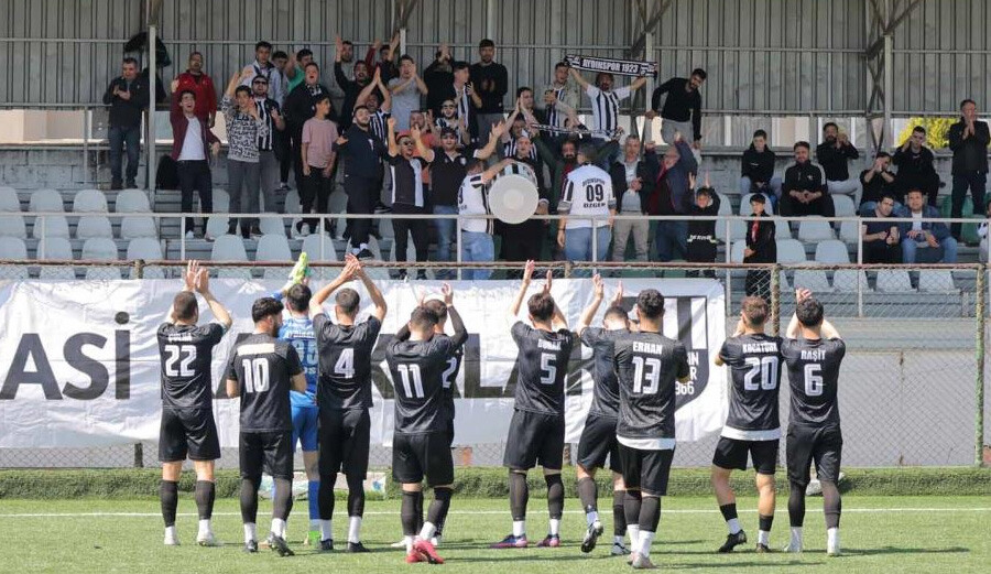 Şampiyon Aydınspor kupasına Atça Belediyespor'u 11-1 yendiği maçtan sonra kavuştu Şampiyon Aydınspor kupasına Atça Belediyespor'u 11-1 yendiği maçtan sonra kavuştu