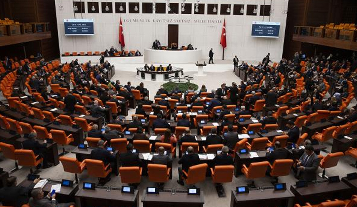 TBMM'de gündem yoğun: Emekli maaşları ve bayram ikramiyelerine zam mesaisi TBMM'de gündem yoğun: Emekli maaşları ve bayram ikramiyelerine zam mesaisi