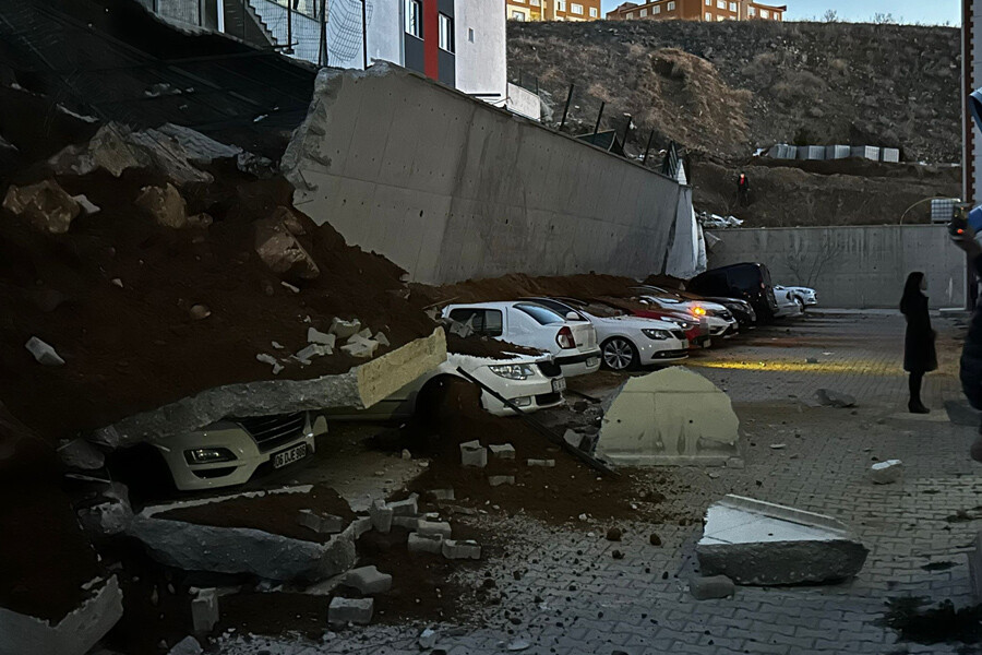 Yozgat’ta çöken istinat duvarı 11 aracı kağıt gibi ezdi Yozgat’ta çöken istinat duvarı 11 aracı kağıt gibi ezdi