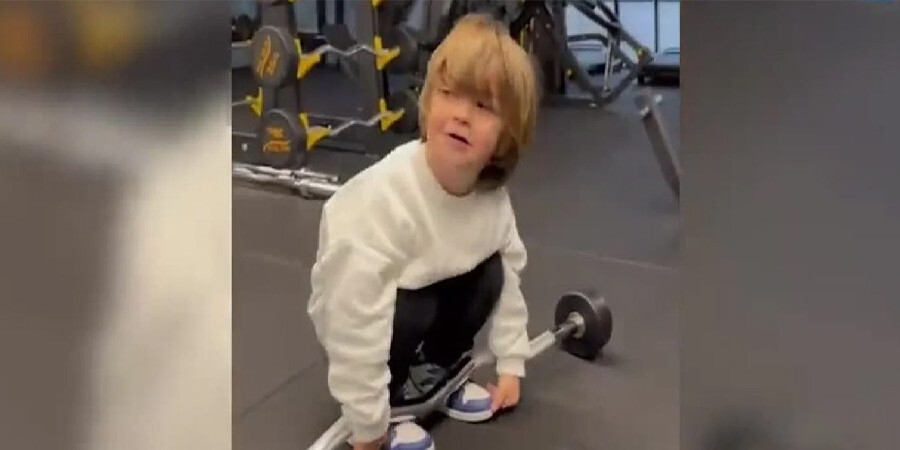 Kenan Sofuoğlu'nun 4 yaşındaki oğlu yine gündem oldu! Minik Zayn spor salonunda ağırlık kaldırdı Kenan Sofuoğlu'nun 4 yaşındaki oğlu yine gündem oldu! Minik Zayn spor salonunda ağırlık kaldırdı