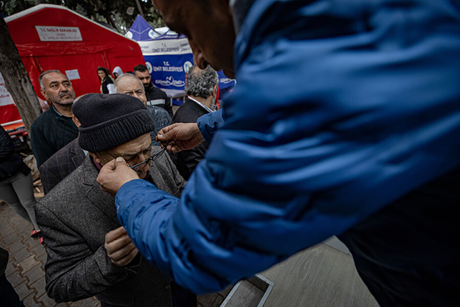 Hatay'daki depremzedelerin gözlük ihtiyacı mobil istasyondan ücretsiz karşılanıyor