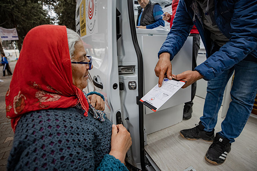 Hatay'daki depremzedelerin gözlük ihtiyacı mobil istasyondan ücretsiz karşılanıyor