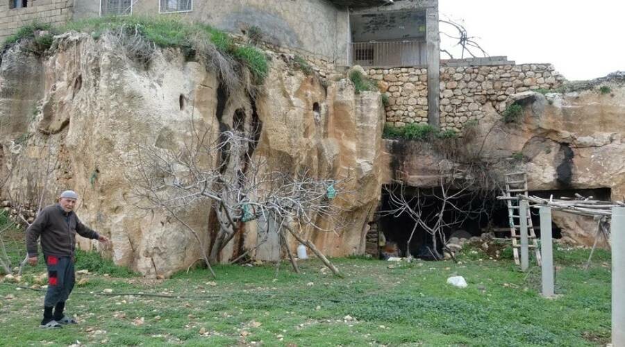 Mardin’de bir garip bina: 2+1 mağarayı gören şaşkına dönüyor