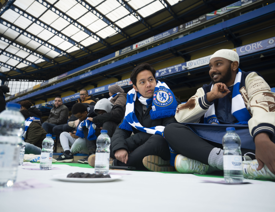 Chelsea stadında tarihi gün: İlk kez iftar sofrası kuruldu, ezan sesleri yükseldi Chelsea stadında tarihi gün: İlk kez iftar sofrası kuruldu, ezan sesleri yükseldi