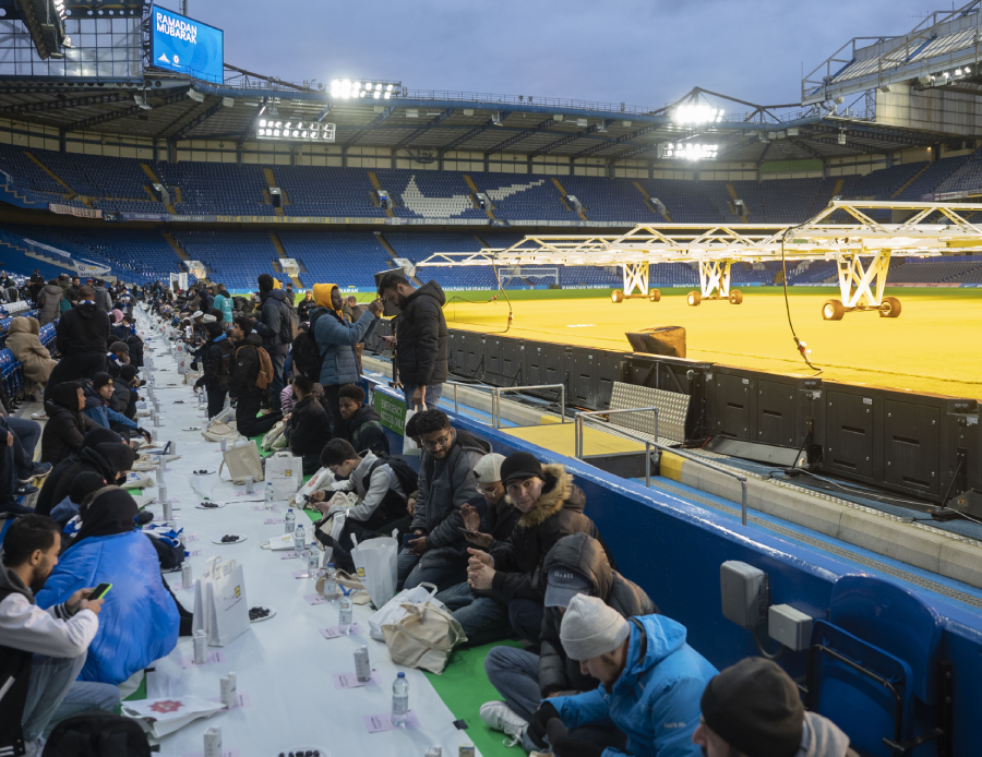 Chelsea stadında tarihi gün: İlk kez iftar sofrası kuruldu, ezan sesleri yükseldi Chelsea stadında tarihi gün: İlk kez iftar sofrası kuruldu, ezan sesleri yükseldi