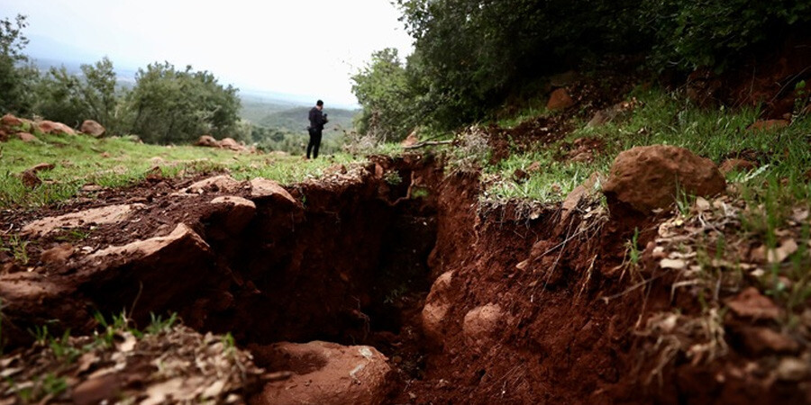 Hatay’da depremin korkutan izleri! Yüzey kırıkları ve çökmeler dehşeti gözler önüne seriyor