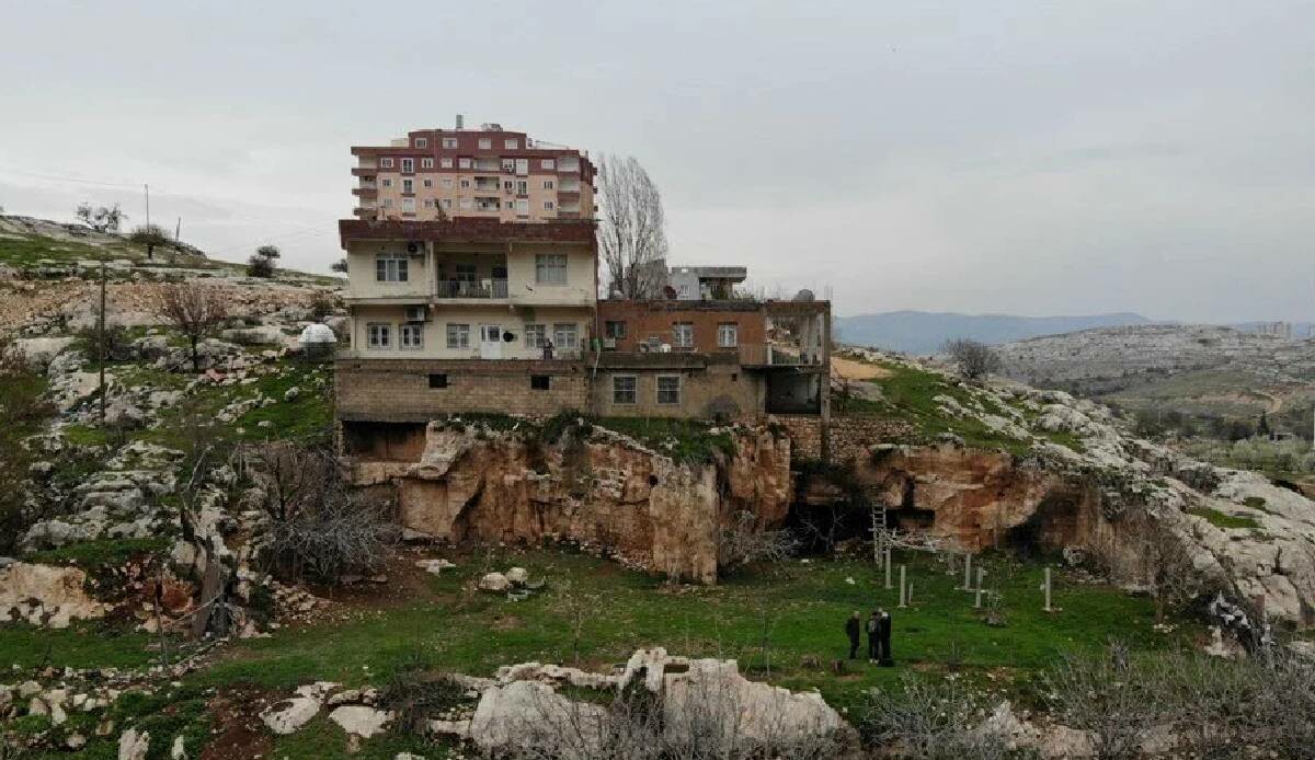 Mardin’de bir garip bina: 2+1 mağarayı gören şaşkına dönüyor Mardin’de bir garip bina: 2+1 mağarayı gören şaşkına dönüyor
