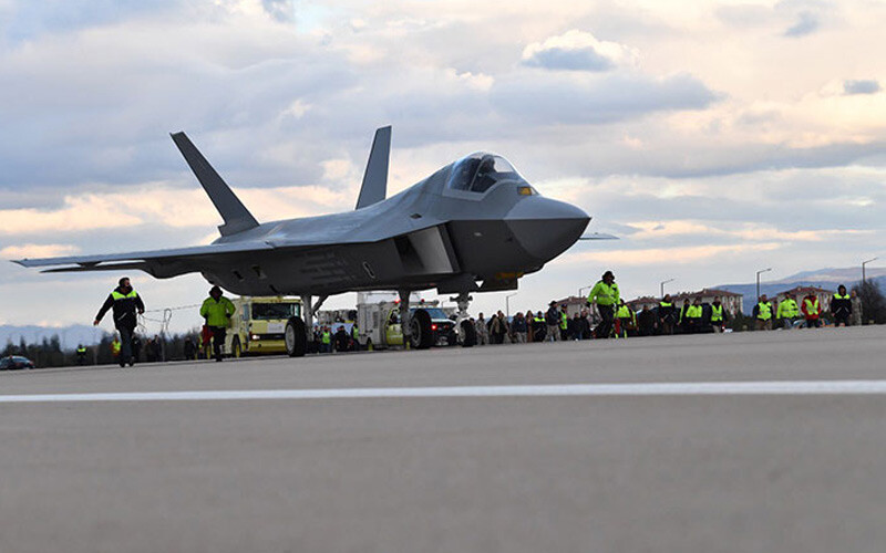 <h3>MMU İLE F-35 DAHİL HİÇ KİMSE İT DALAŞI YAPAMAZ</h3><p>F-35 kıyasladığımızda çok önemli bir özelliği daha var. Dünyanın en dar açısıyla manevra yapabilecek uçağı. Bu ne demek; <strong>bu uçakla hiç kimse it dalaşı yapamaz.</strong> İt dalaşı normalde havada birbirini takip etme olarak arkasına geçip radar kilitlemesi atıp ondan sonra gitme. Bu uçağın bu performansı, yani en dar açıyla dönebilmek, F-35'in bu kabiliyeti yok. Dolayısıyla burada bu kadar dar bir açıyla dönebilme kabiliyeti nedeniyle hiç kimse bununla it dalaşına giremez.