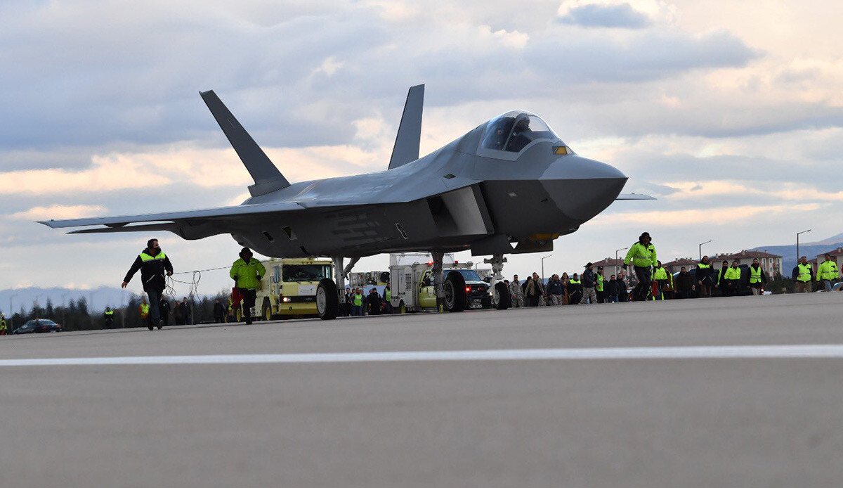 Bu özellik F-35'te bile yok! 'Milli Muharip Uçak'la hiç kimse it dalaşı yapamaz' diyerek açıkladı