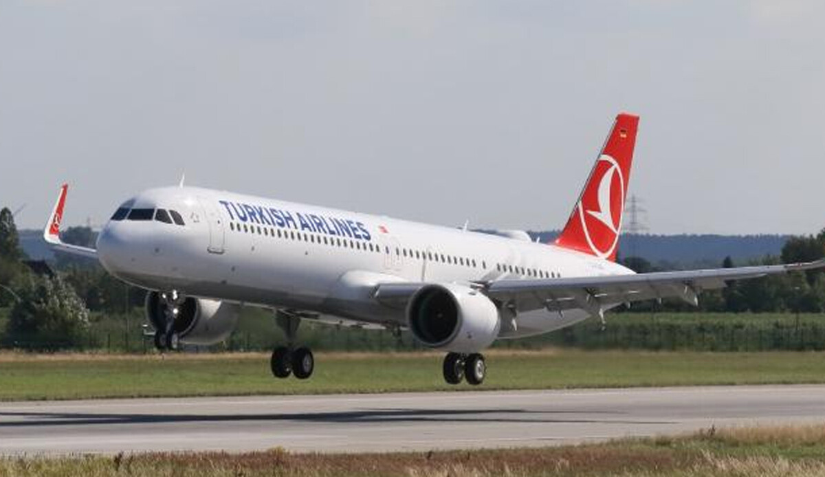 Viyana Havalimanı'nda savrulan araç THY uçağına çarptı Viyana Havalimanı'nda savrulan araç THY uçağına çarptı