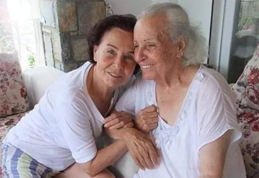 Fatma Girik'in annesi hayatını kaybetti