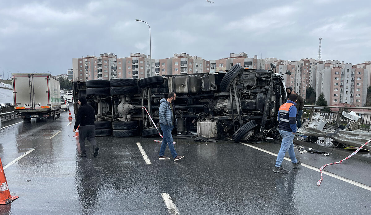 Son dakika... Arnavutköy'de kamyon yola devrildi! Hadımköy istikameti kiltilendi Son dakika... Arnavutköy'de kamyon yola devrildi! Hadımköy istikameti kiltilendi