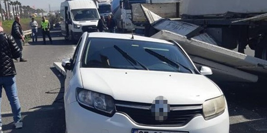 Trafik ışıklarında bekleyen aracın üzerine duvar düştü: Sürücüsü yaralandı