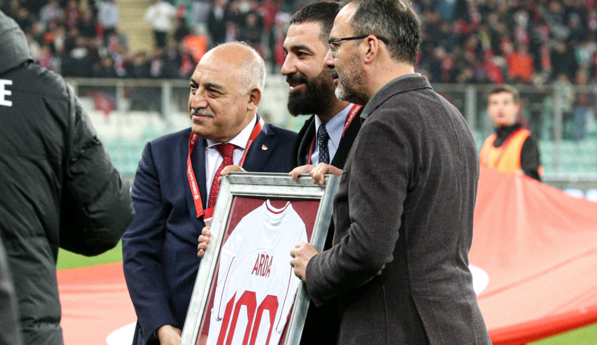 Arda Turan'a büyük onur! TFF tarafından plaket verilerek ödüllendirildi Arda Turan'a büyük onur! TFF tarafından plaket verilerek ödüllendirildi