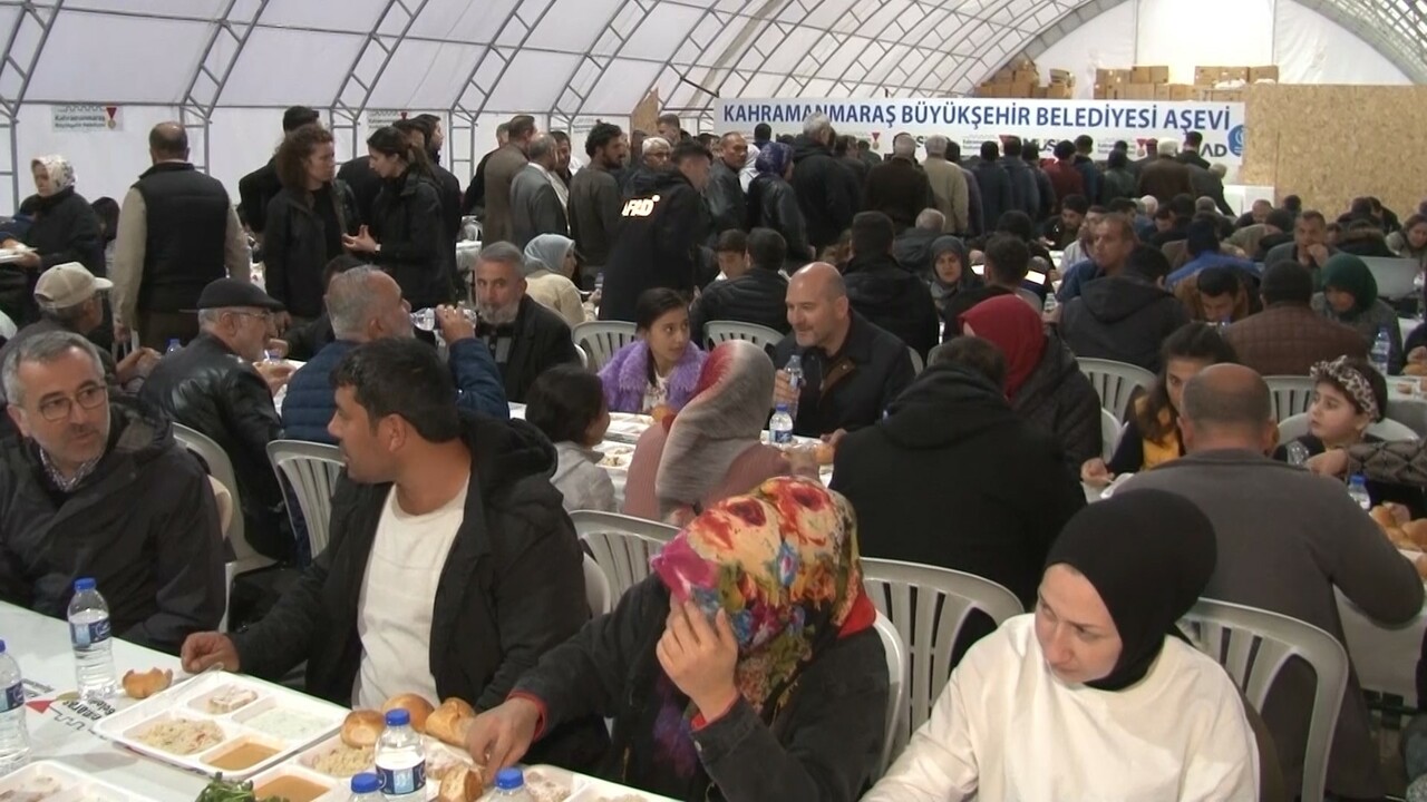 Bakan Soylu depremzedelerle iftar açtı: Emeklerinden dolayı diyecek kelime bulamıyoruz