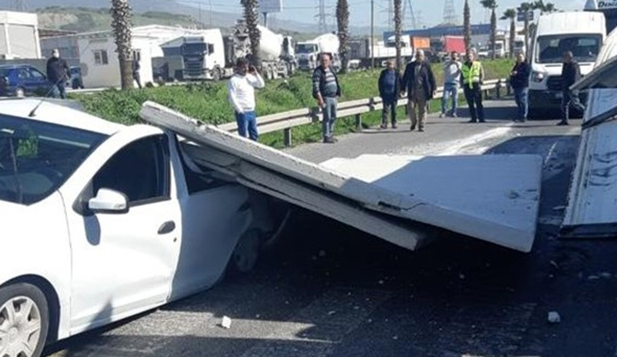 Trafik ışıklarında bekleyen aracın üzerine duvar düştü: Sürücüsü yaralandı Trafik ışıklarında bekleyen aracın üzerine duvar düştü: Sürücüsü yaralandı