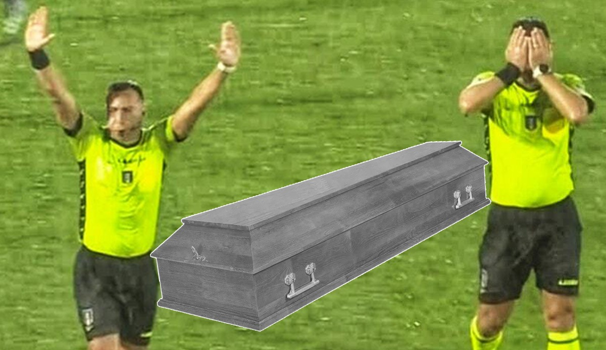 Dünya futbolu şaşkın! Hakem maçı erken bitirdi, sahaya tabut dolusu insanlar geldi