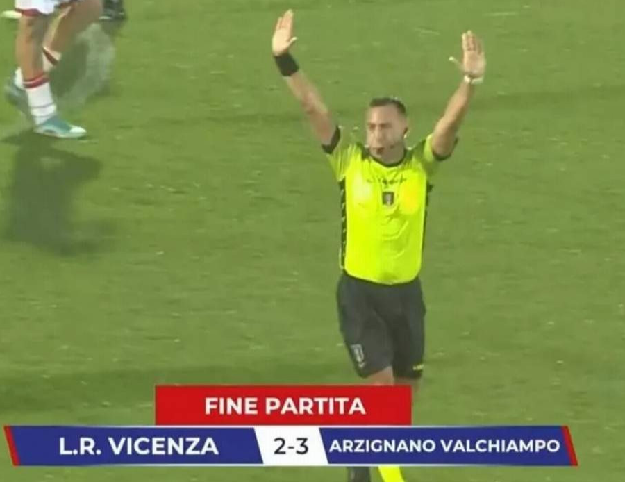 Dünya futbolu şaşkın! Hakem maçı erken bitirdi, sahaya tabut dolusu insanlar geldi