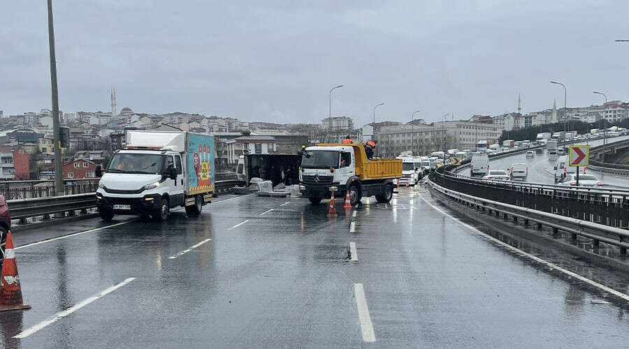 Son dakika... Arnavutköy'de kamyon yola devrildi! Hadımköy istikameti kiltilendi