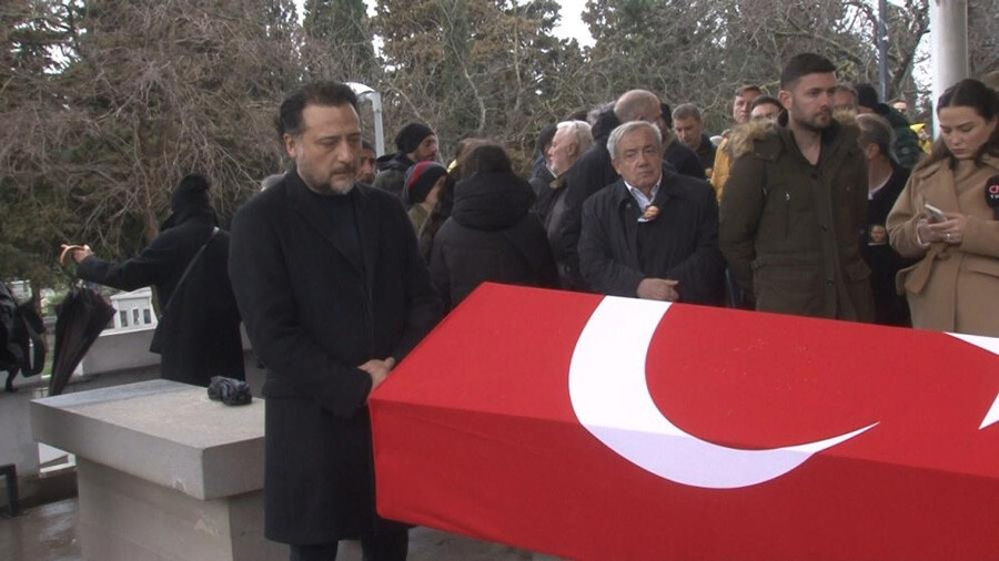 Usta oyuncu Köksal Engür’e veda… Dostları yalnız bırakmadı Usta oyuncu Köksal Engür’e veda… Dostları yalnız bırakmadı