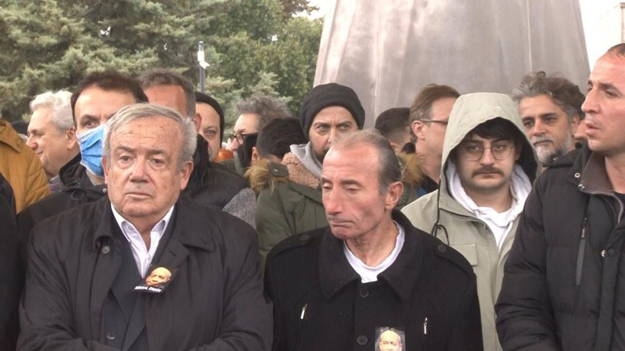 Usta oyuncu Köksal Engür’e veda… Dostları yalnız bırakmadı Usta oyuncu Köksal Engür’e veda… Dostları yalnız bırakmadı
